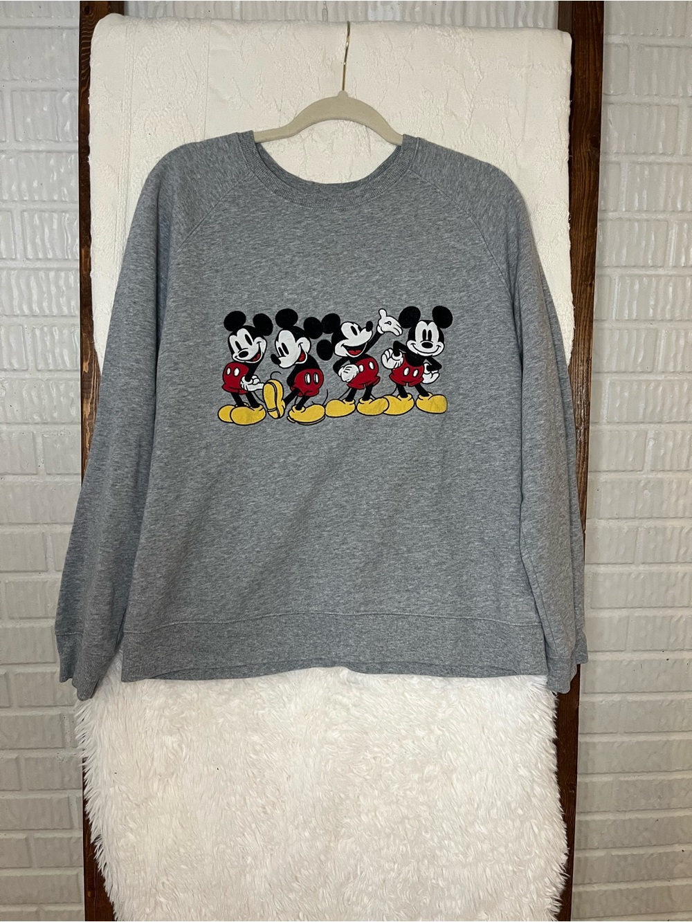 Disney Mickey Mouse Embroidered Crewneck Women’s Large Sweatshirt